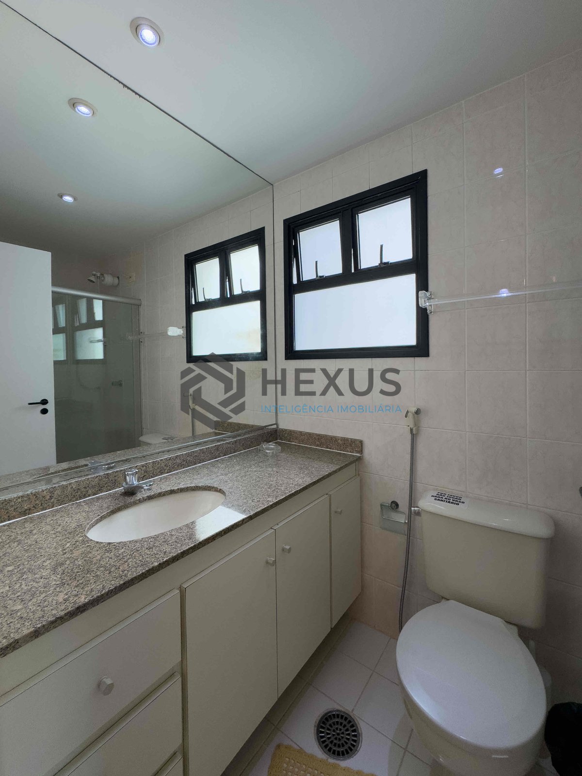 Foto 17 de Apartamento com varanda e lazer na beira mar da Praia das Pitangueiras, Guaruja
