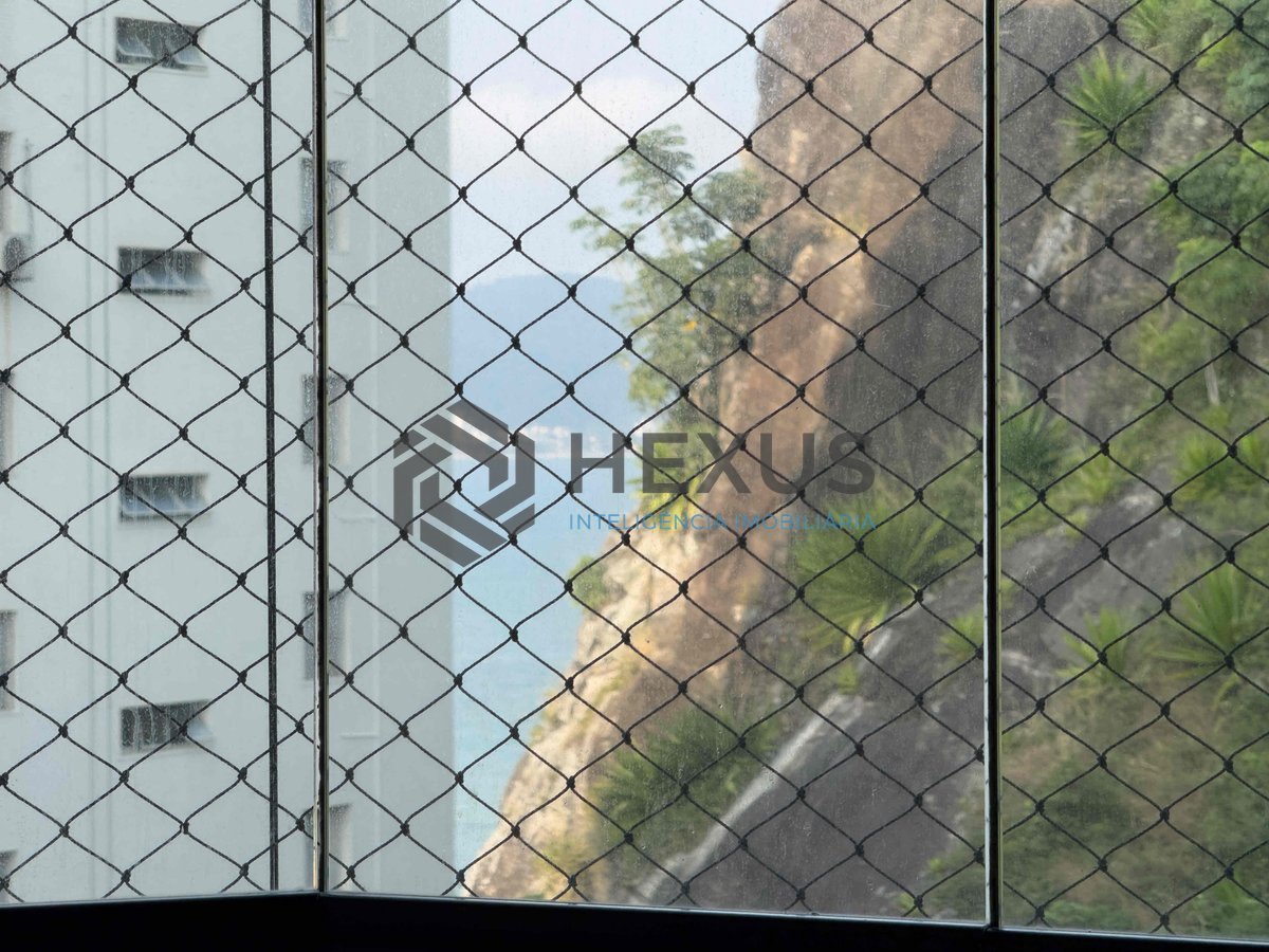 Foto 10 de Apartamento com varanda e lazer na beira mar da Praia das Pitangueiras, Guaruja