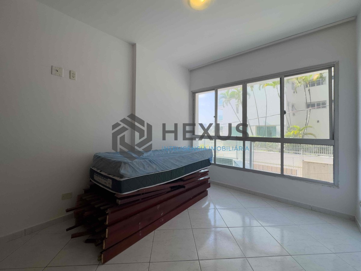 Foto 9 de Apartamento com varanda e vista mar na beira mar da Praia das Pitangueiras, Guaruja