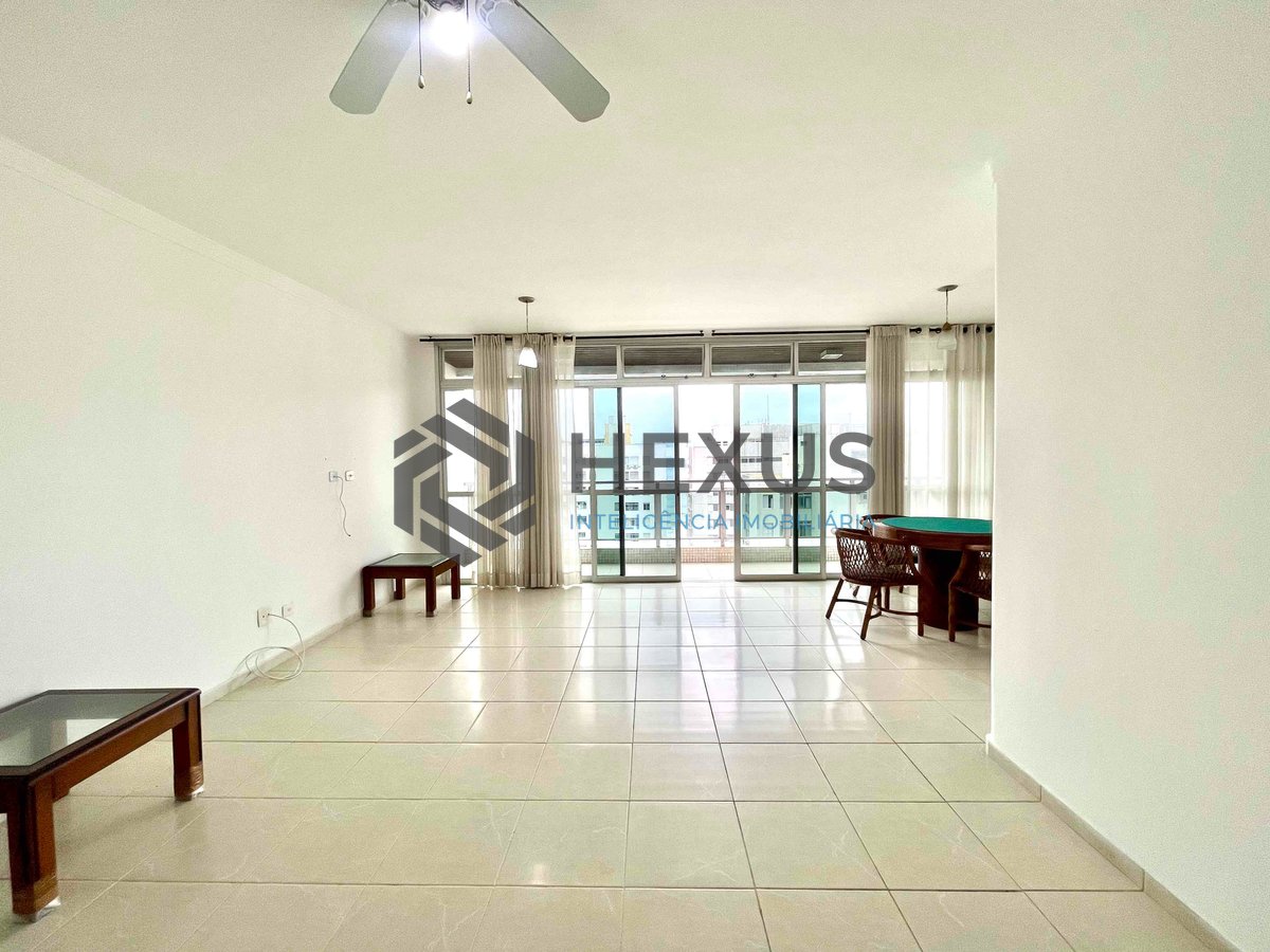 Foto 2 de Apartamento com varanda e vista mar a uma quadra da Praia das Pitangueiras de 3 quartos (1 suíte), 1 vaga, Guarujá-SP.