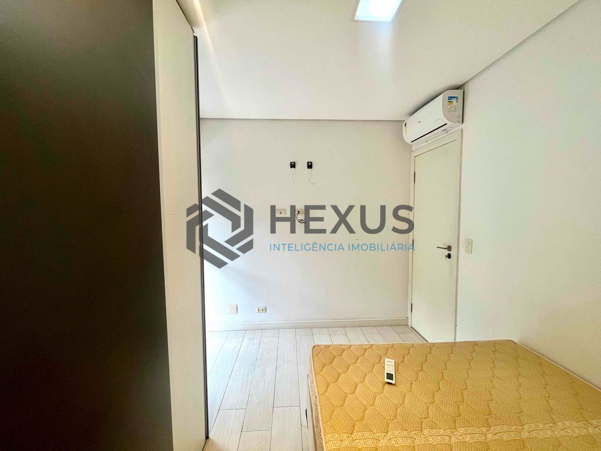 Foto 11 de Apartamento reformado com varanda na quadra-mar da Praia das Pitangueiras, Guaruja