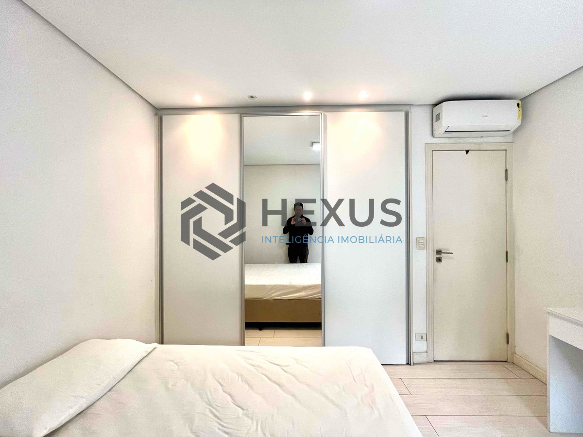 Foto 14 de Apartamento reformado com varanda na quadra-mar da Praia das Pitangueiras, Guaruja