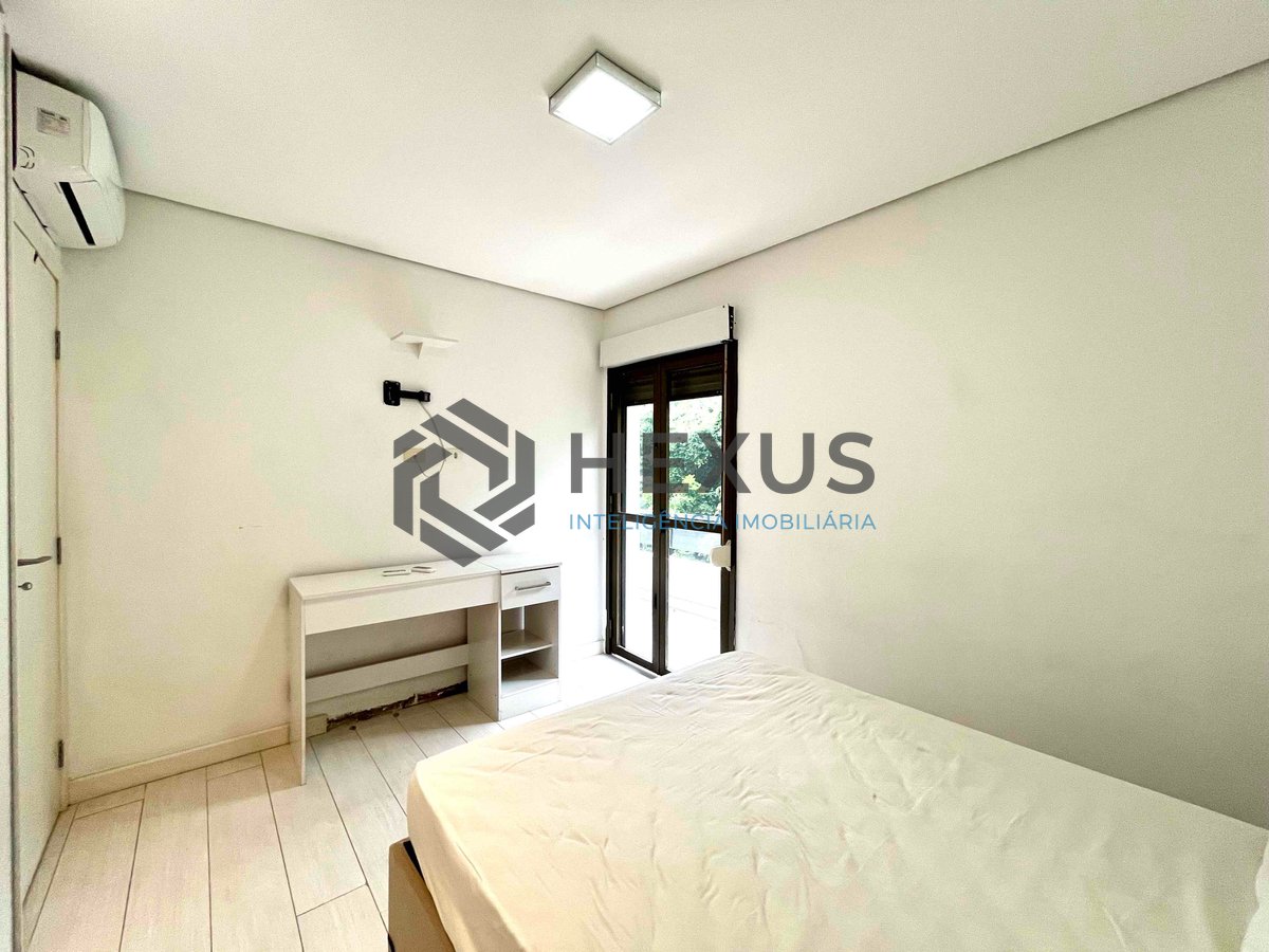 Foto 15 de Apartamento reformado com varanda na quadra-mar da Praia das Pitangueiras, Guaruja