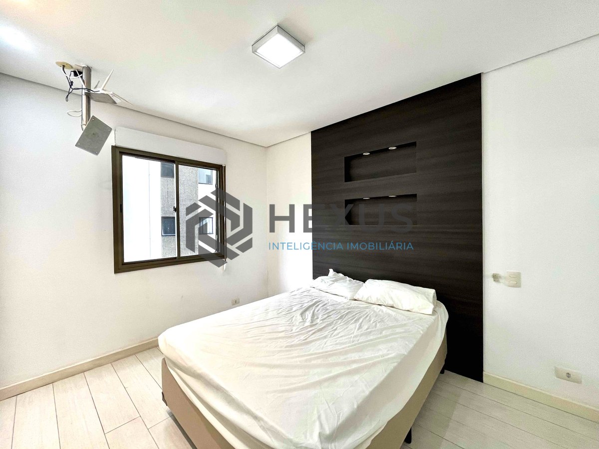Foto 16 de Apartamento reformado com varanda na quadra-mar da Praia das Pitangueiras, Guaruja