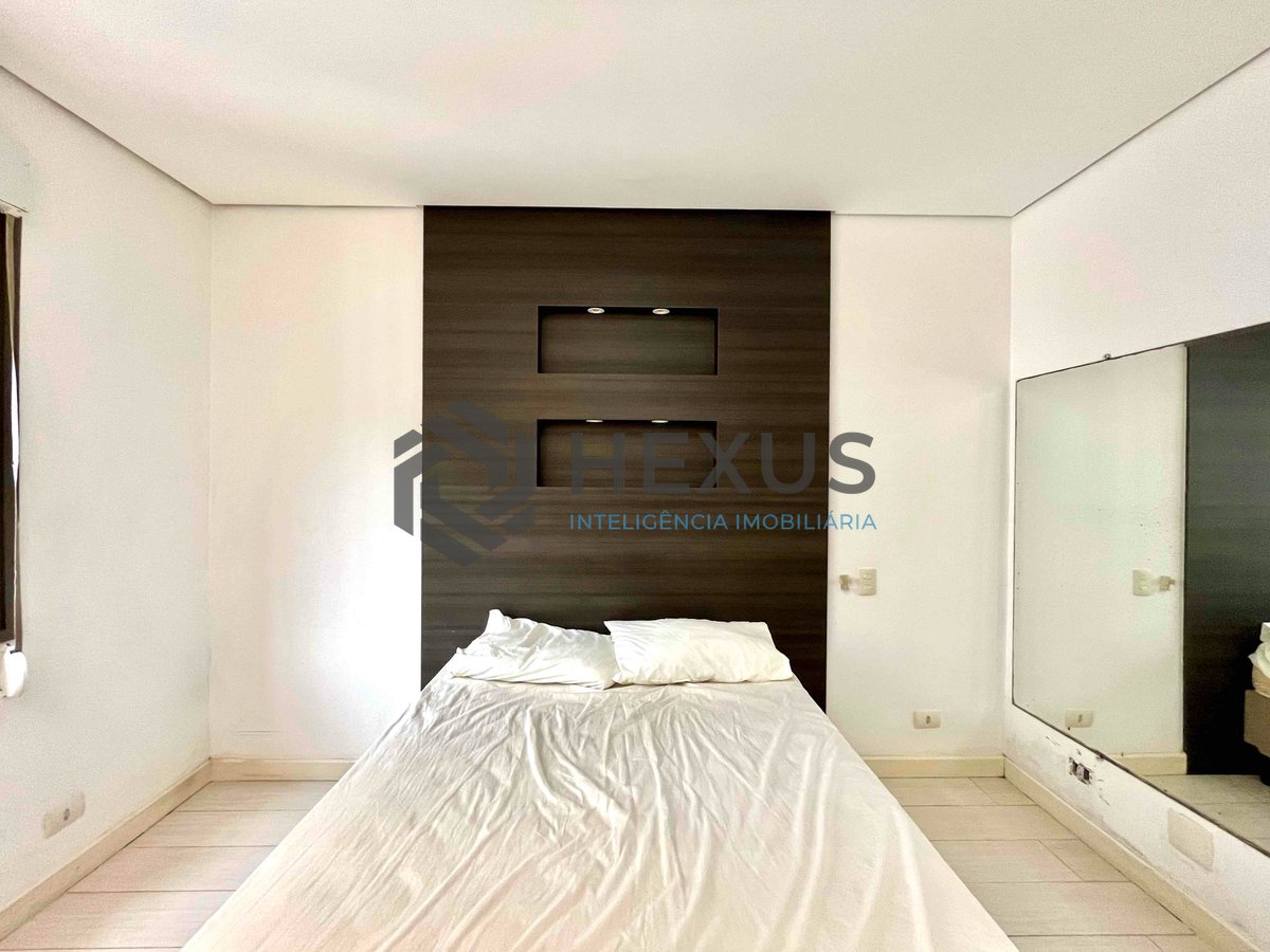 Foto 17 de Apartamento reformado com varanda na quadra-mar da Praia das Pitangueiras, Guaruja