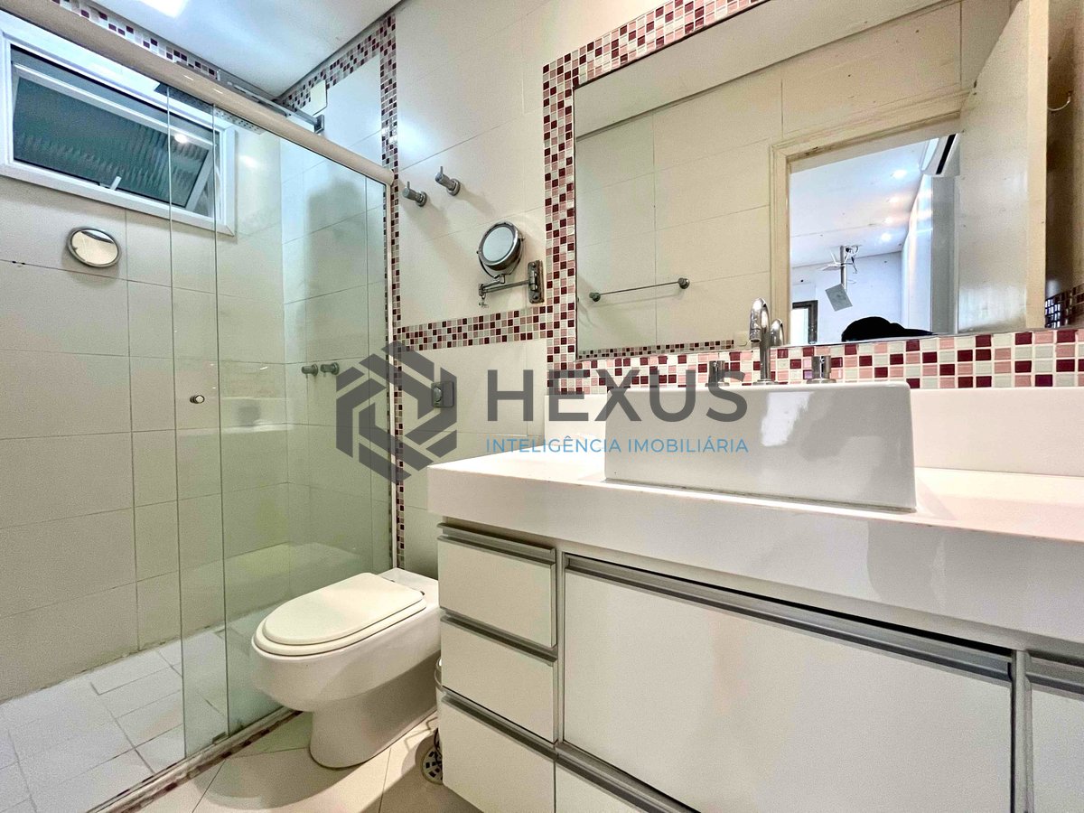 Foto 19 de Apartamento reformado com varanda na quadra-mar da Praia das Pitangueiras, Guaruja