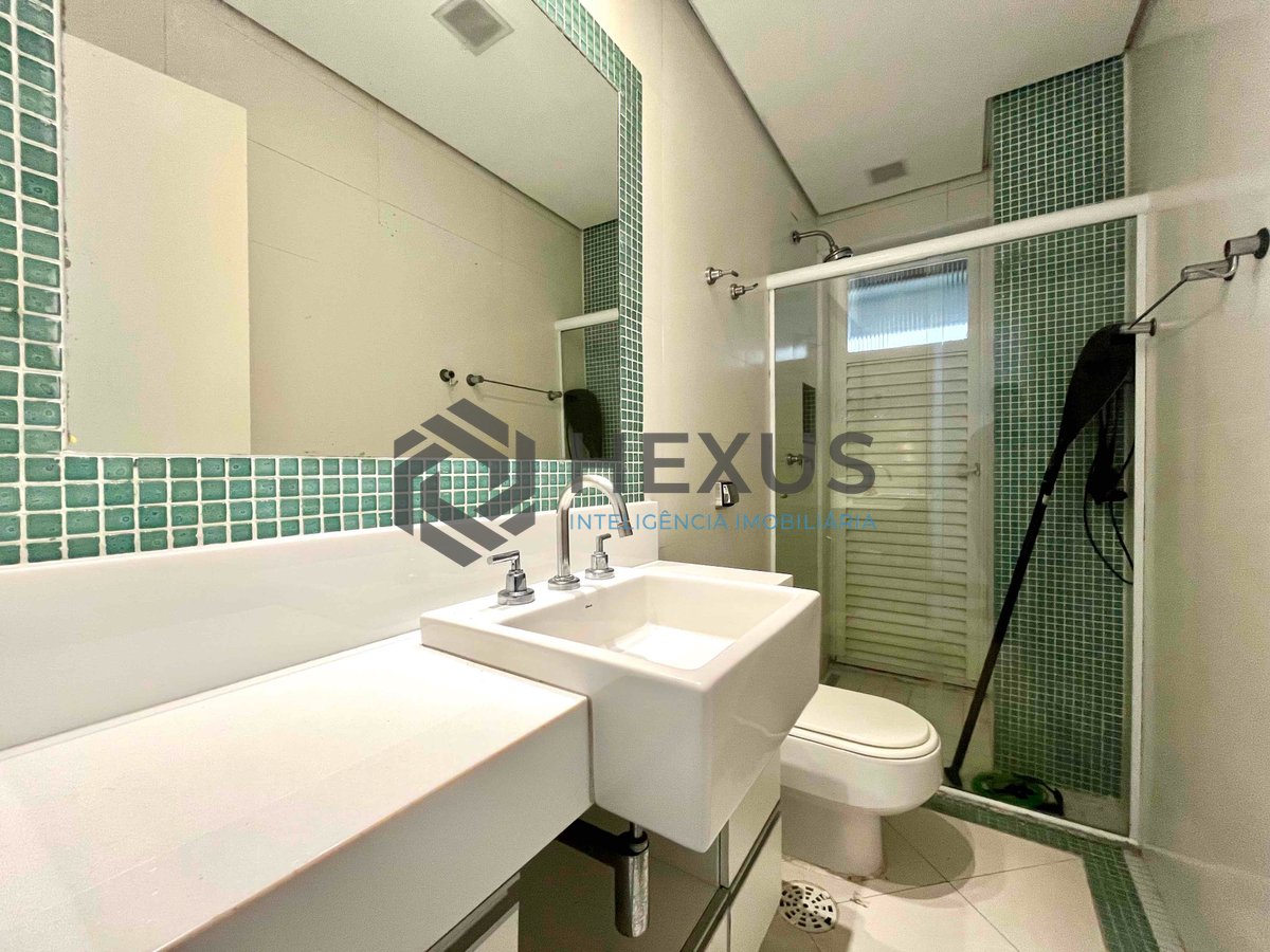 Foto 20 de Apartamento reformado com varanda na quadra-mar da Praia das Pitangueiras, Guaruja