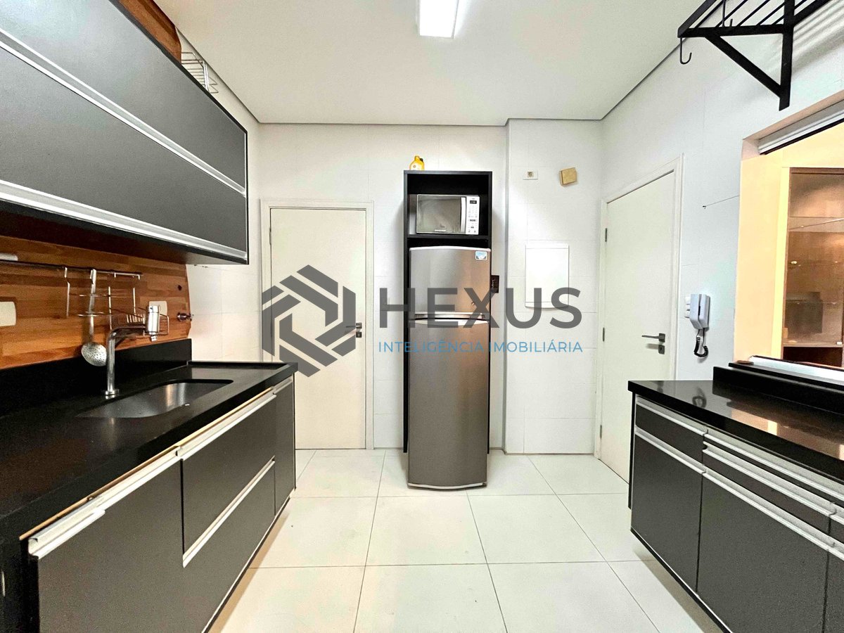 Foto 21 de Apartamento reformado com varanda na quadra-mar da Praia das Pitangueiras, Guaruja