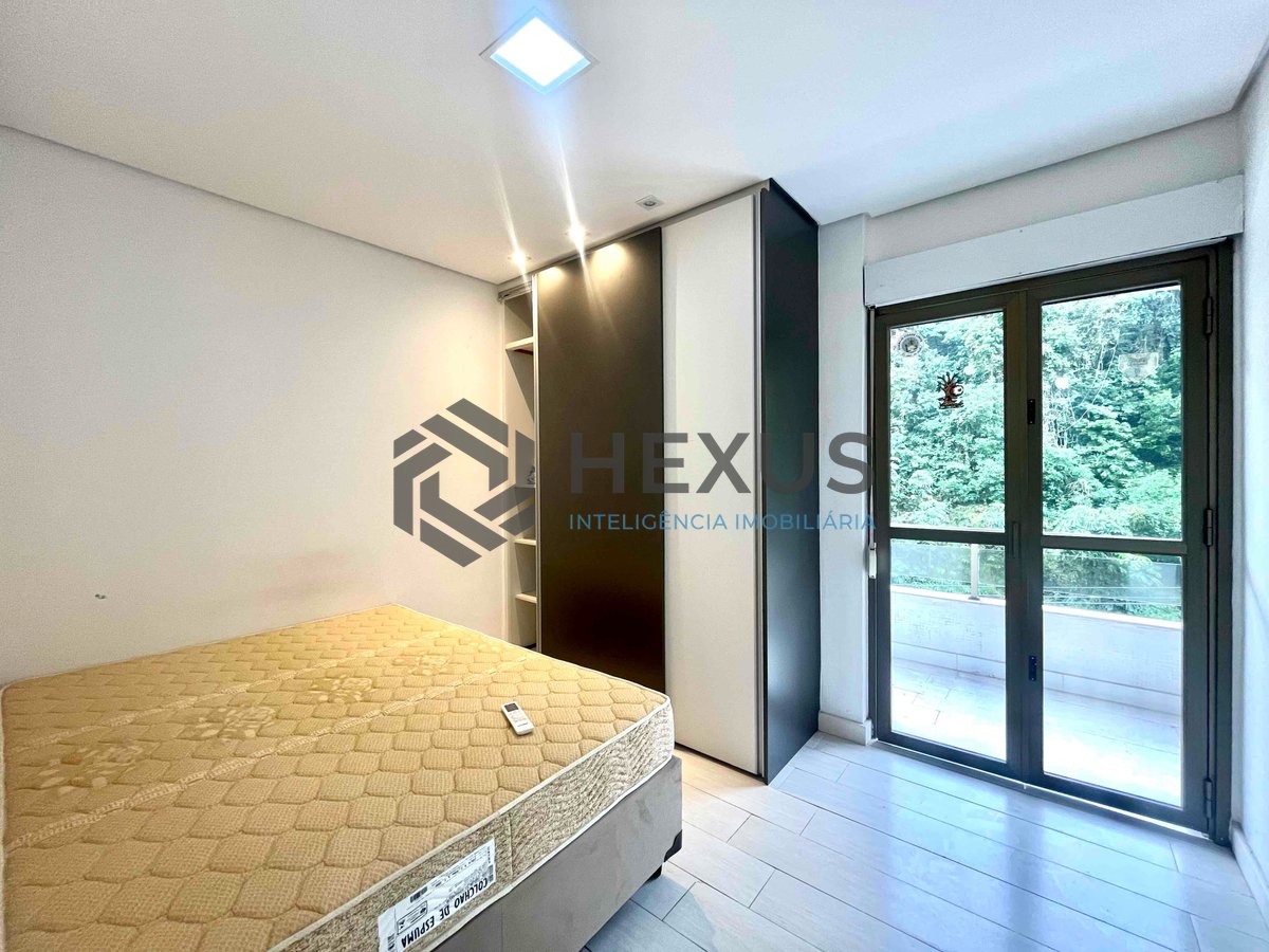 Foto 9 de Apartamento reformado com varanda na quadra-mar da Praia das Pitangueiras, Guaruja