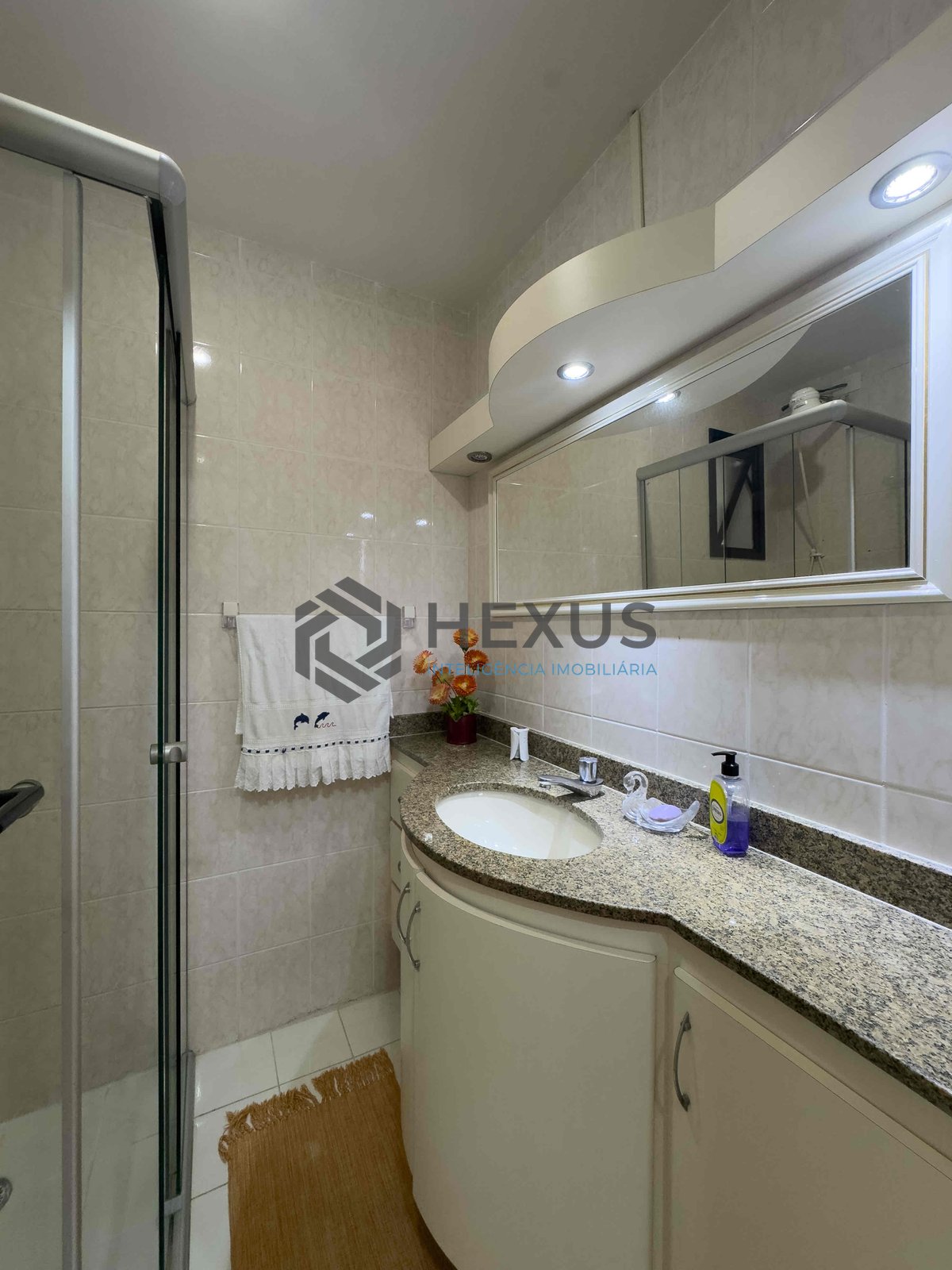 Foto 9 de Apartamento com varanda e lazer na beira mar da Praia das Pitangueiras, Guaruja