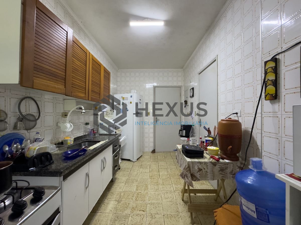 Foto 12 de Apartamento com varanda na Praia do Tombo de 1 quarto com 1 vaga, Guarujá-SP.
