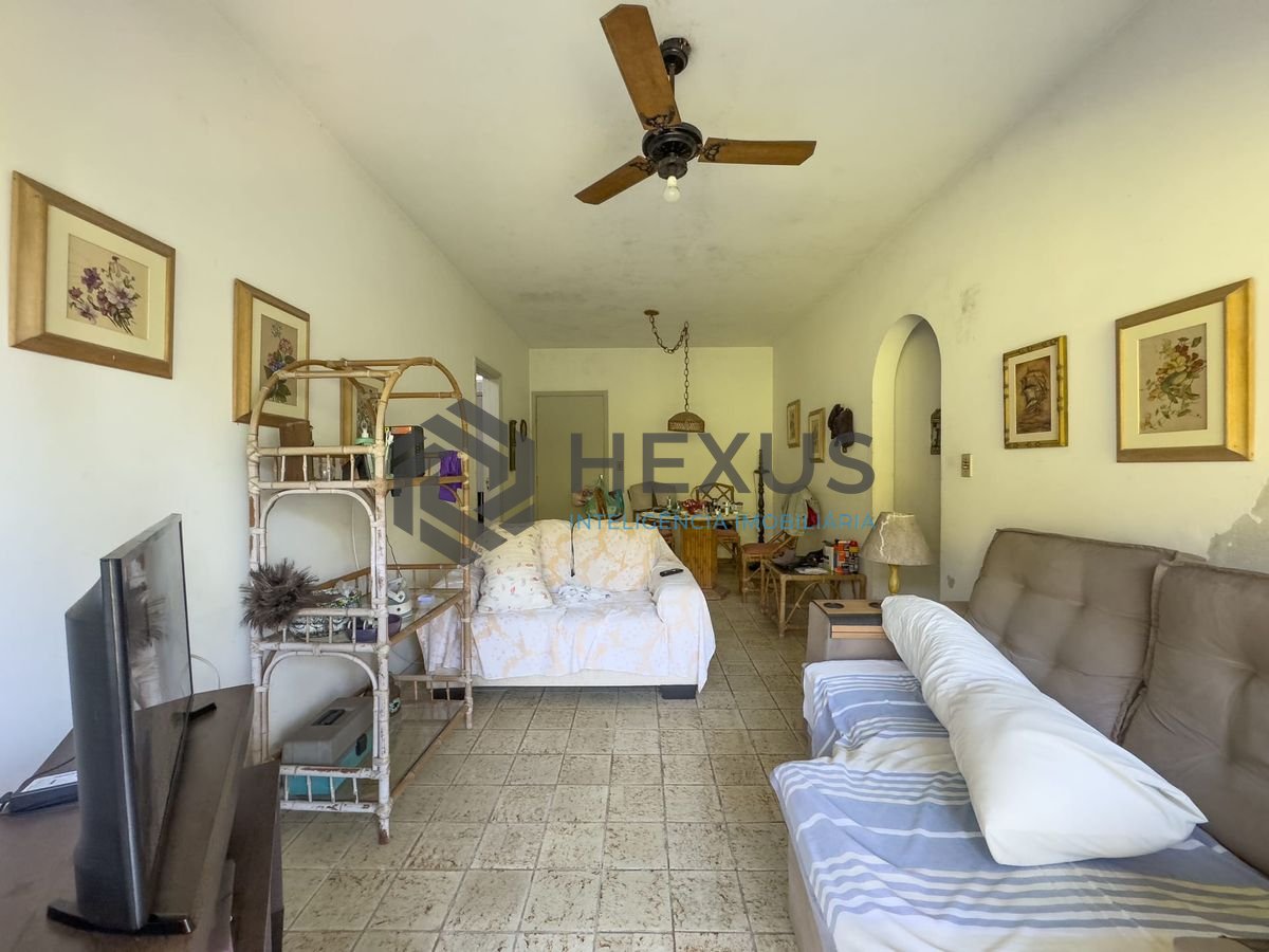 Foto 3 de Apartamento com varanda na Praia do Tombo de 1 quarto com 1 vaga, Guarujá-SP.