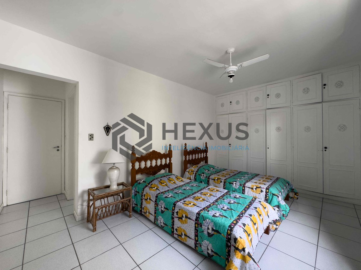 Foto 10 de Apartamento com varanda e vista mar na quadra mar da Praia das Pitangueiras, Guaruja