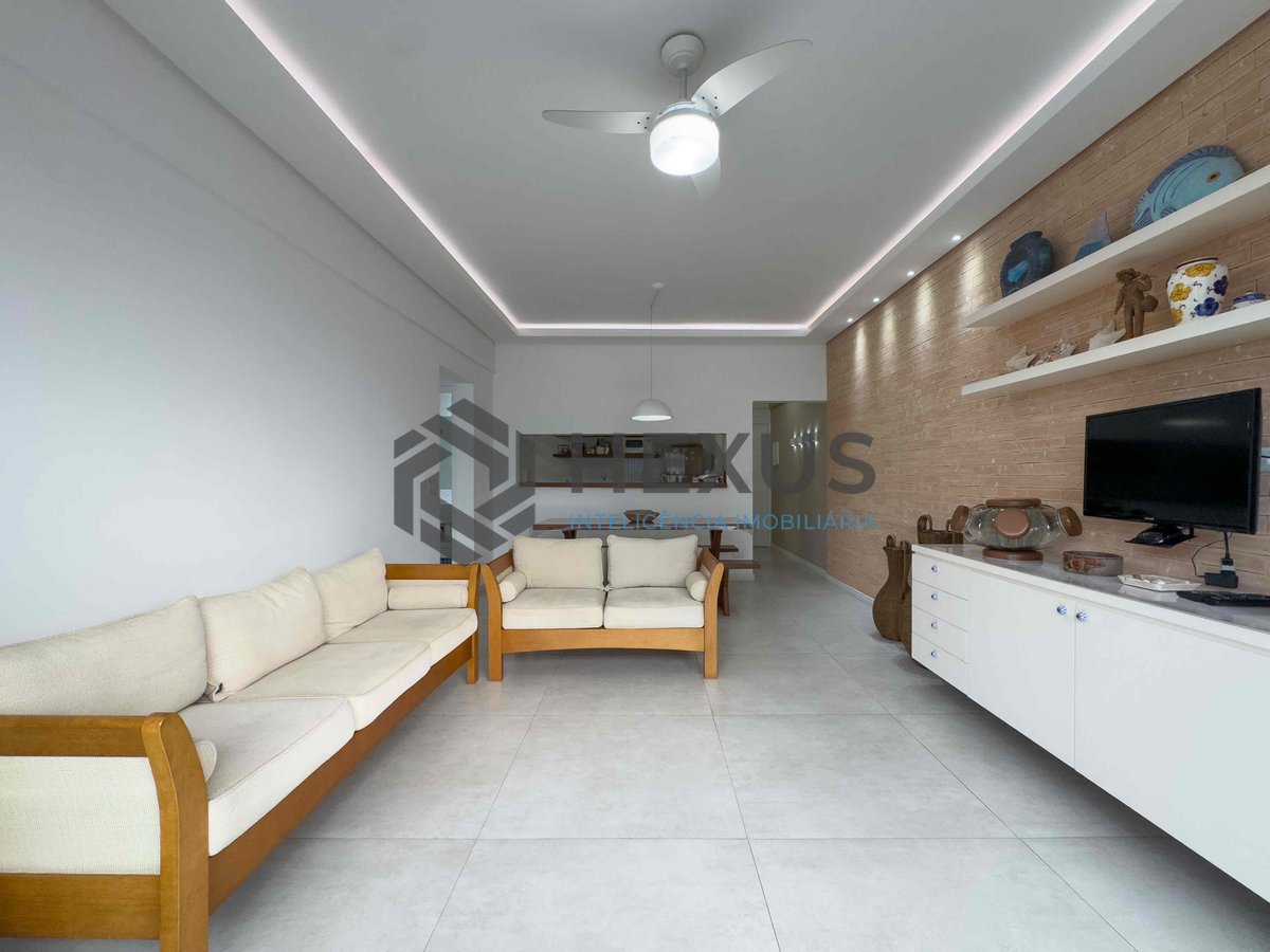 Foto 2 de Apartamento reformado com varanda na Praia das Astúrias, Guarujá