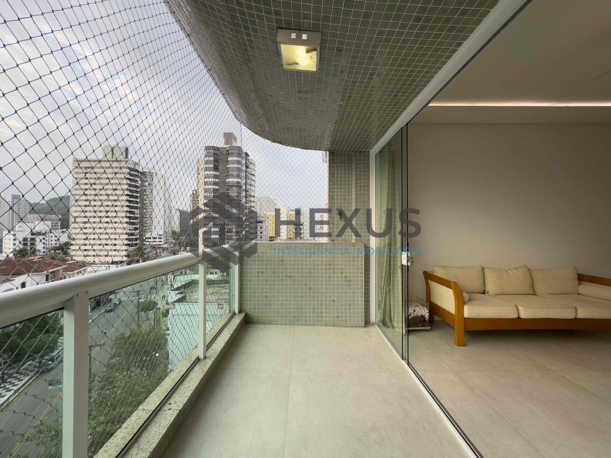 Foto 3 de Apartamento reformado com varanda na Praia das Astúrias, Guarujá
