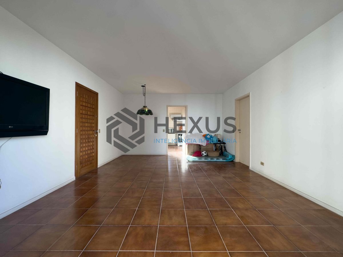 Foto 3 de Apartamento com varanda e lazer a duas quadras da Praia das Pitangueiras, Guaruja
