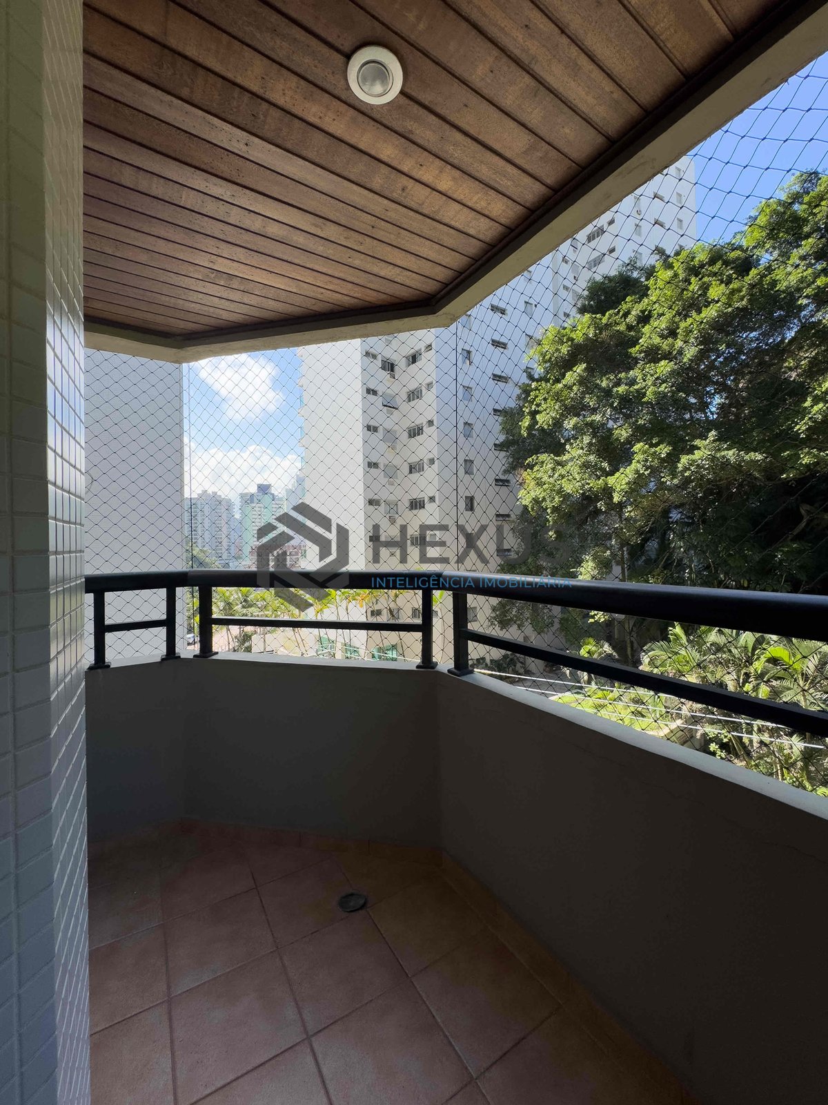 Foto 13 de Apartamento com varanda e lazer na beira mar da Praia das Pitangueiras, Guaruja
