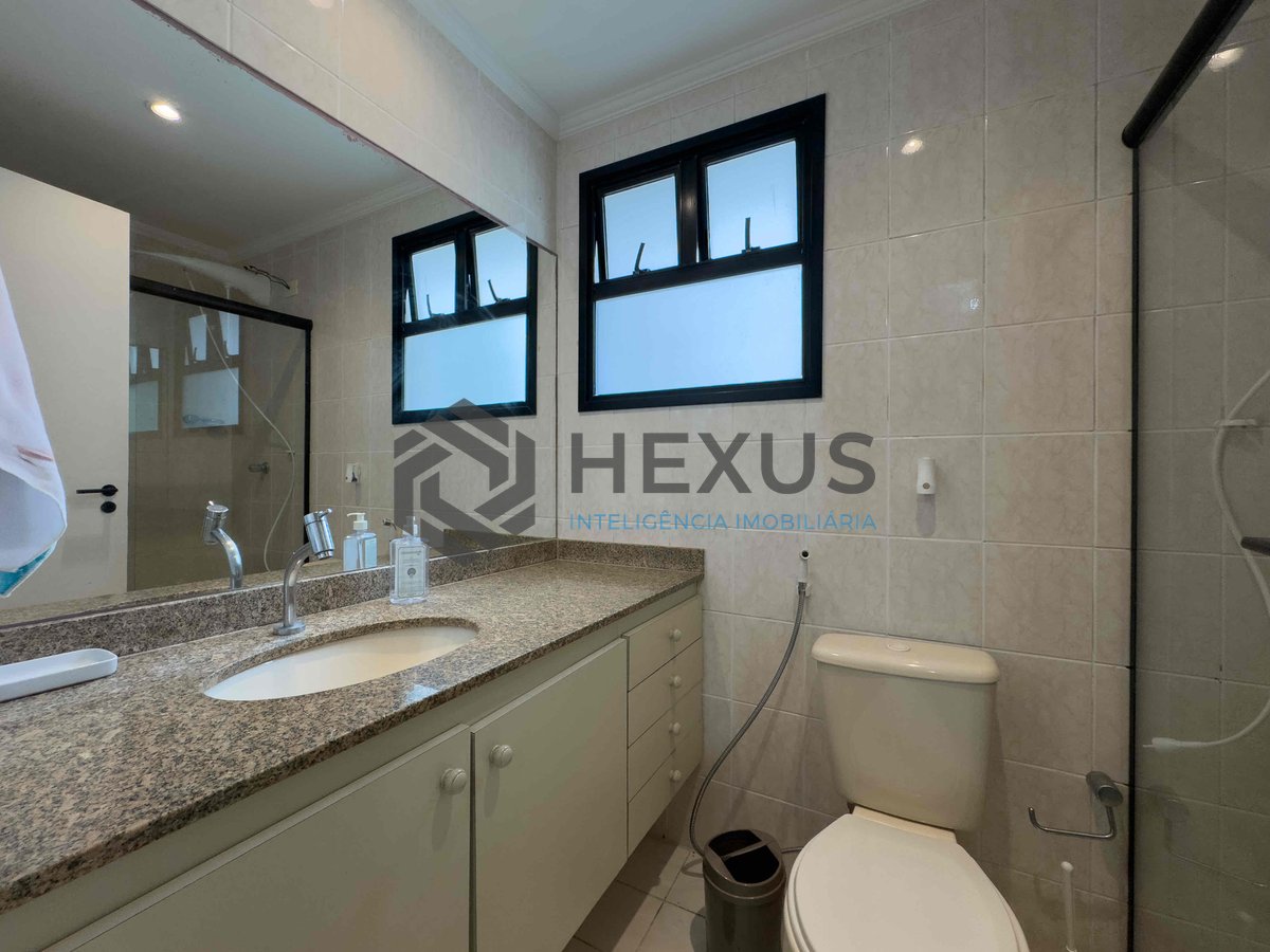 Foto 14 de Apartamento com varanda e lazer na beira mar da Praia das Pitangueiras, Guaruja