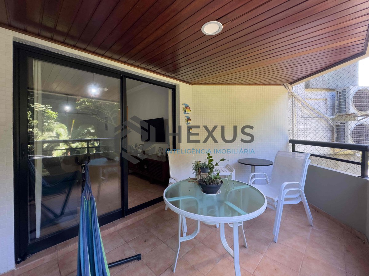 Foto 5 de Apartamento com varanda e lazer na beira mar da Praia das Pitangueiras, Guaruja