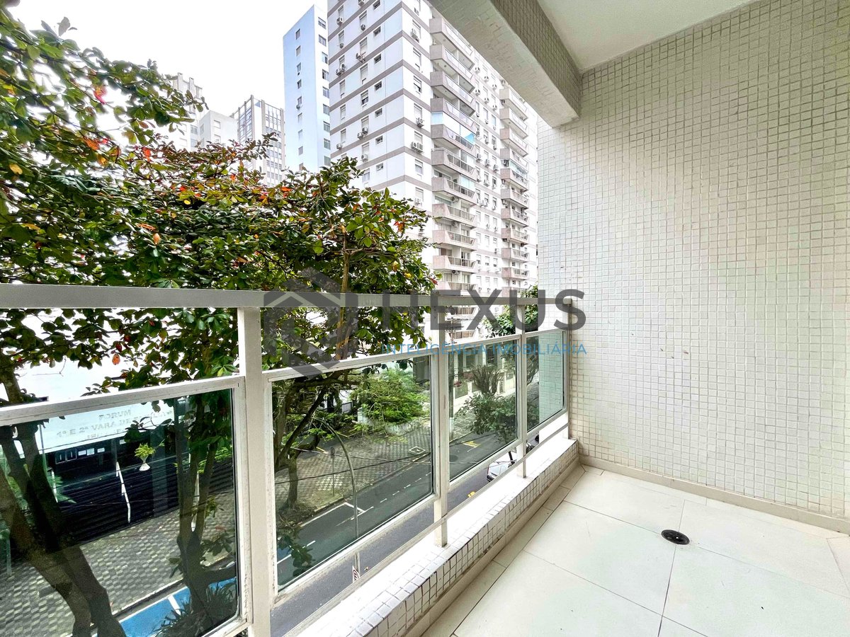 Foto 2 de Apartamento com varanda a uma quadra da Praia das Pitangueiras, Guaruja