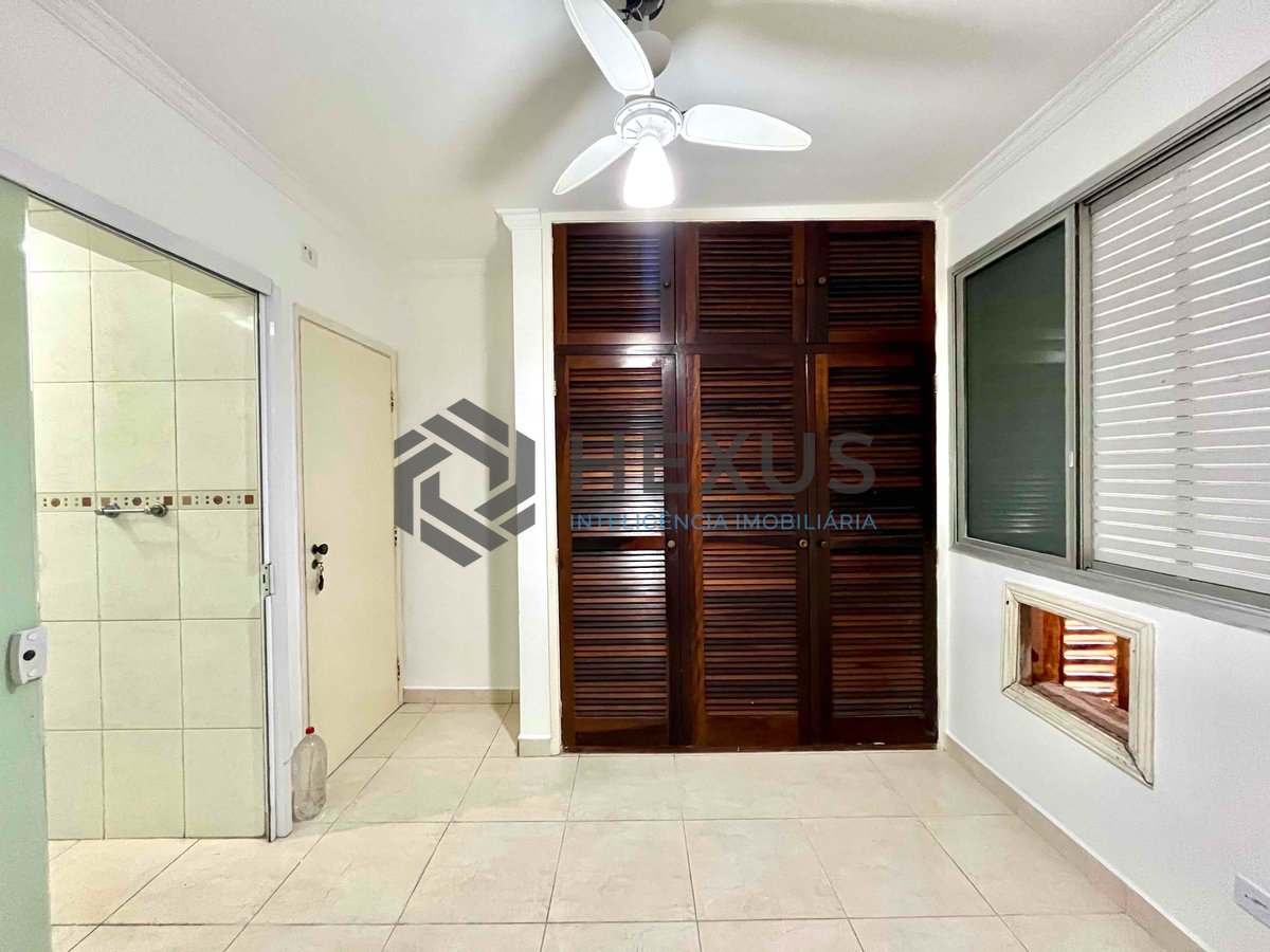 Foto 6 de Apartamento com varanda a uma quadra da Praia das Pitangueiras, Guaruja
