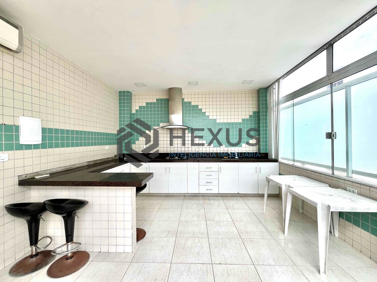 Foto 2 de Cobertura duplex com área gourmet e sauna com hidromassagem a uma quadra da Praia das Pitangueiras de 3 quartos (1 suíte), 1 vaga, Guarujá-SP.