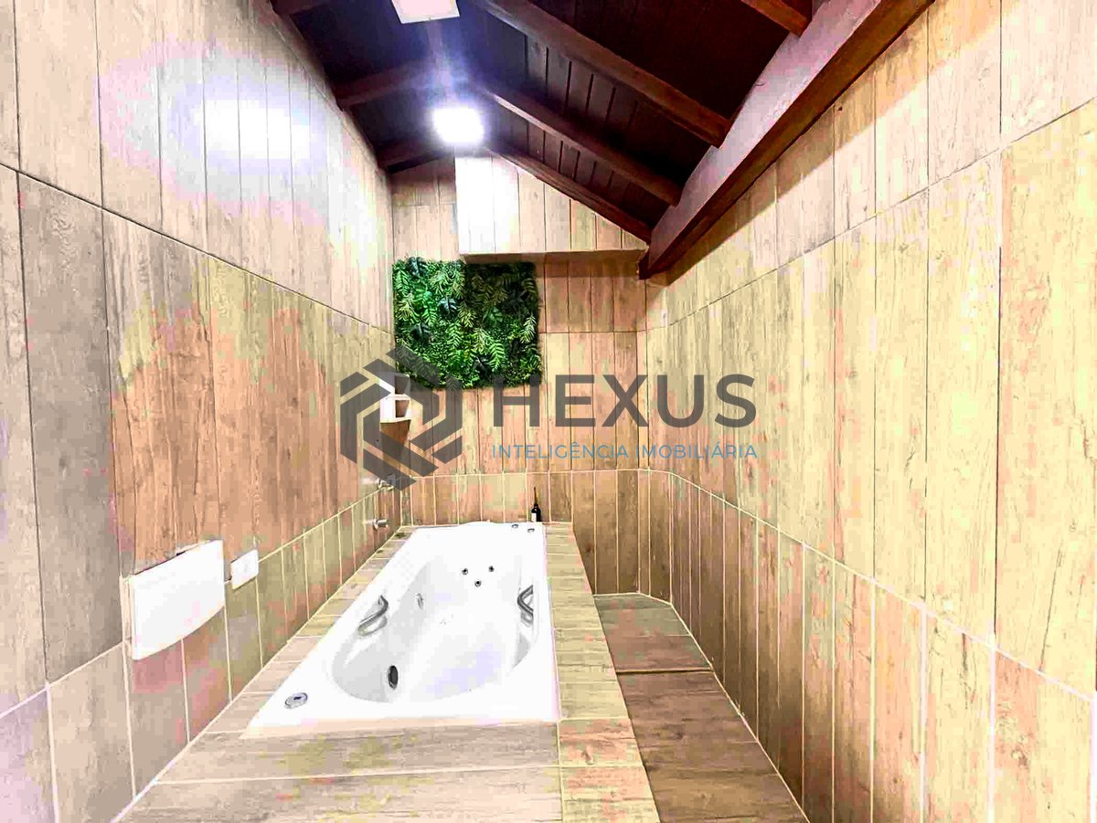 Foto 3 de Cobertura duplex com área gourmet e sauna com hidromassagem a uma quadra da Praia das Pitangueiras de 3 quartos (1 suíte), 1 vaga, Guarujá-SP.