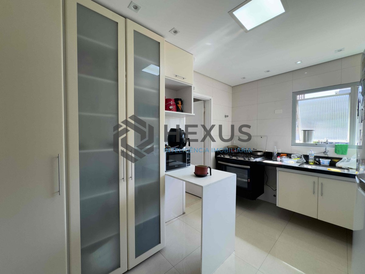 Foto 20 de Apartamento com varanda e lazer a duas quadras da Praia das Pitangueiras, Guaruja