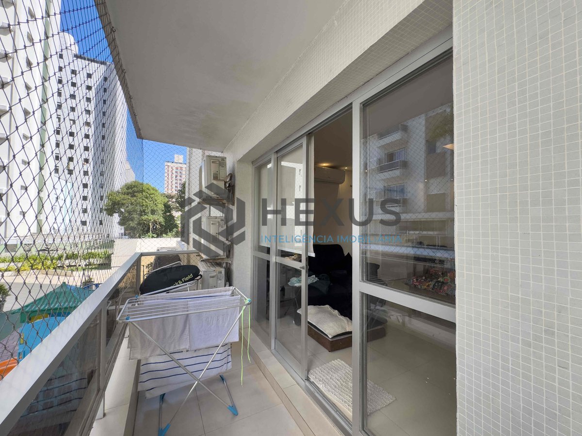 Foto 6 de Apartamento com varanda e lazer a duas quadras da Praia das Pitangueiras, Guaruja