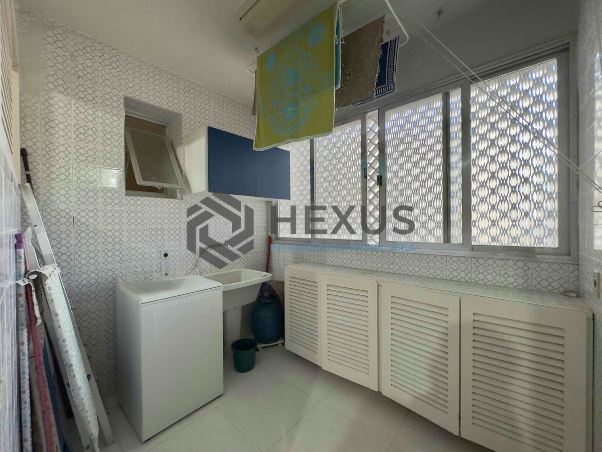 Foto 21 de Apartamento com varanda e vista livre a uma quadra da Praia das Pitangueiras, Guaruja