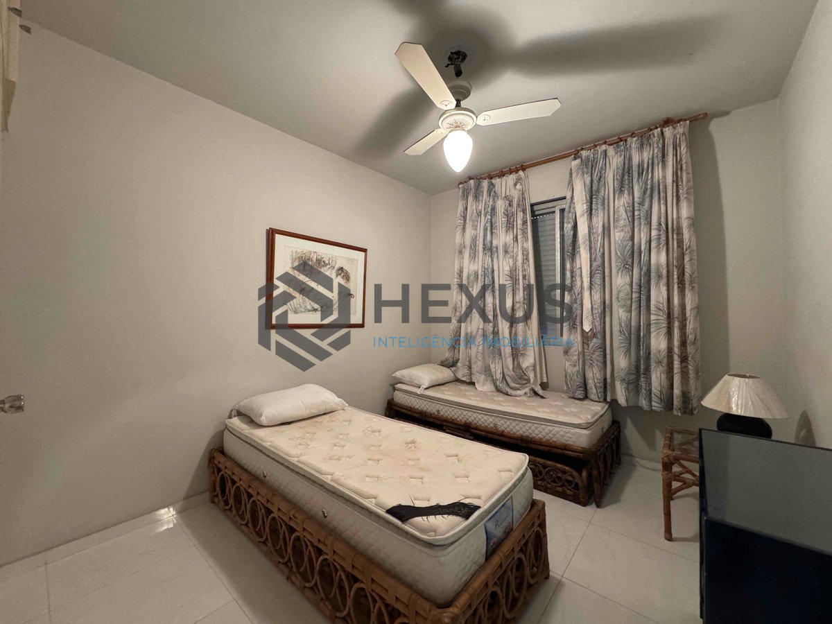 Foto 9 de Apartamento com varanda e vista livre a uma quadra da Praia das Pitangueiras, Guaruja