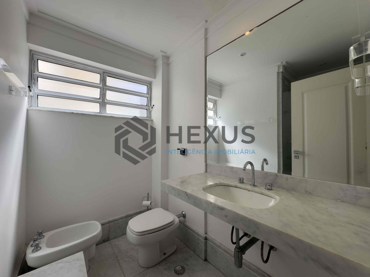 Foto 12 de Apartamento com varanda e vista mar na beira mar da Praia das Pitangueiras, Guaruja