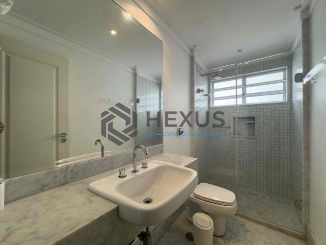 Foto 19 de Apartamento com varanda e vista mar na beira mar da Praia das Pitangueiras, Guaruja