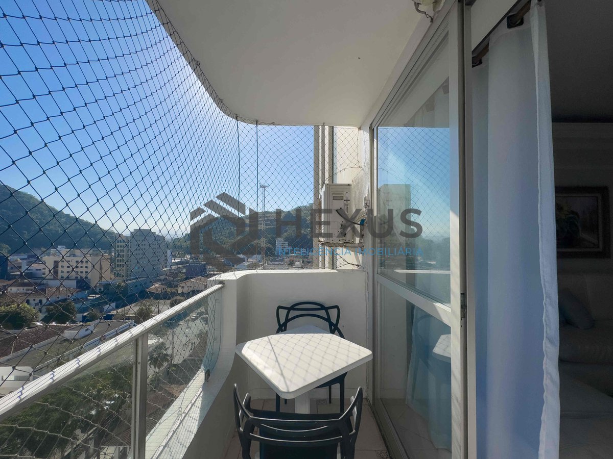 Foto 2 de Apartamento com varanda, reformado, a duas quadras da Praia das Pitangueiras, Guaruja