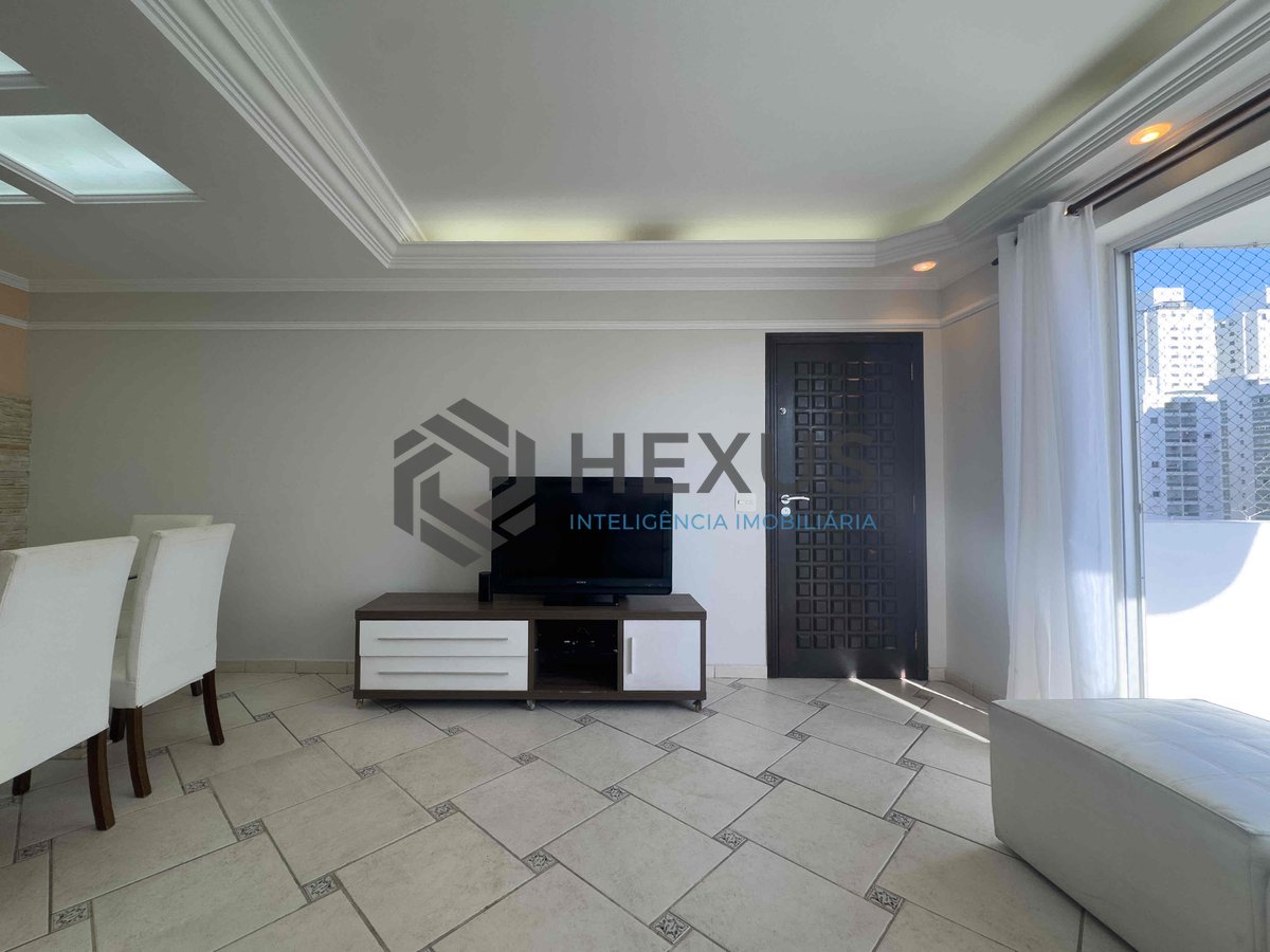 Foto 3 de Apartamento com varanda, reformado, a duas quadras da Praia das Pitangueiras, Guaruja