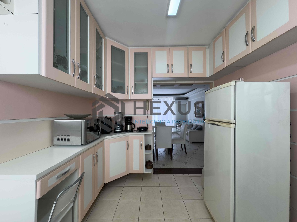 Foto 25 de Apartamento com varanda, reformado, a duas quadras da Praia das Pitangueiras, Guaruja