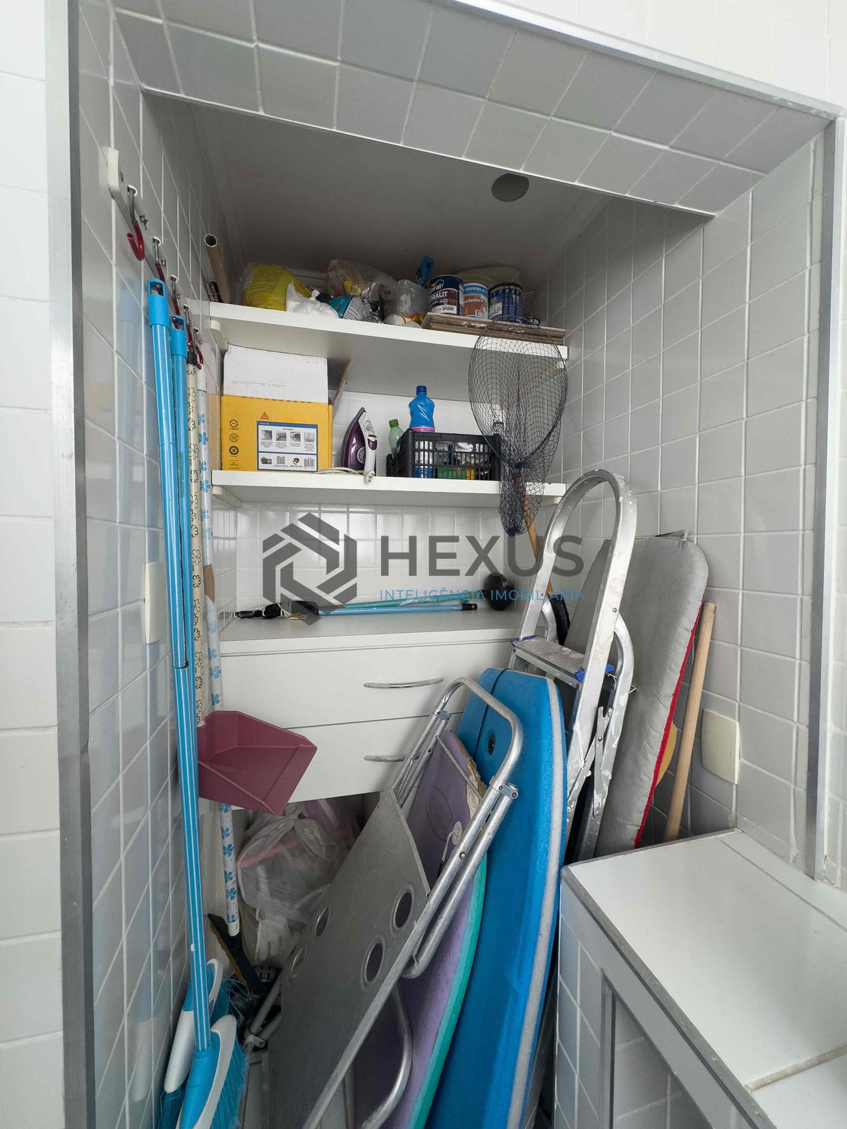 Foto 27 de Apartamento com varanda, reformado, a duas quadras da Praia das Pitangueiras, Guaruja