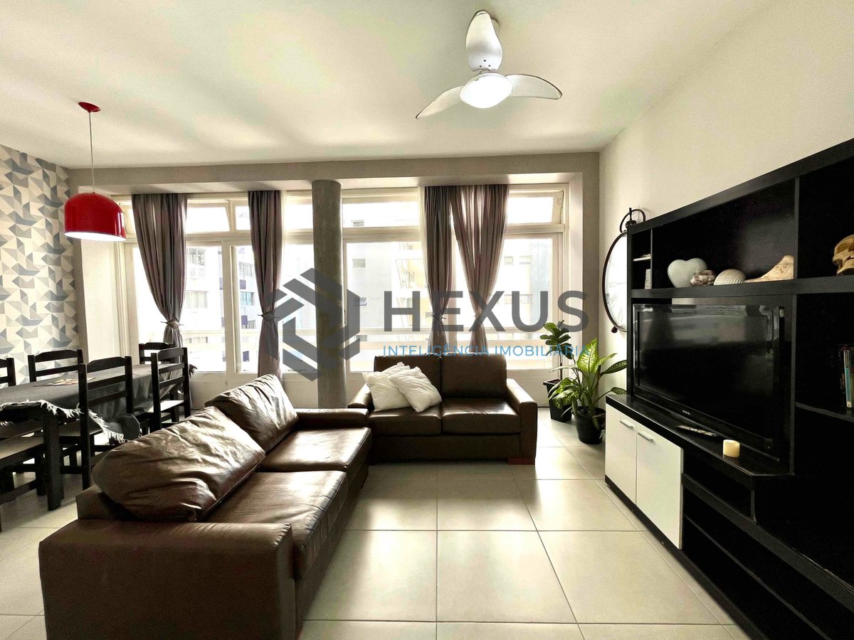Foto 2 de Apartamento com varanda e vista mar na quadra-mar da Praia das Pitangueiras de 3 quartos, 1 vaga, Guarujá-SP.