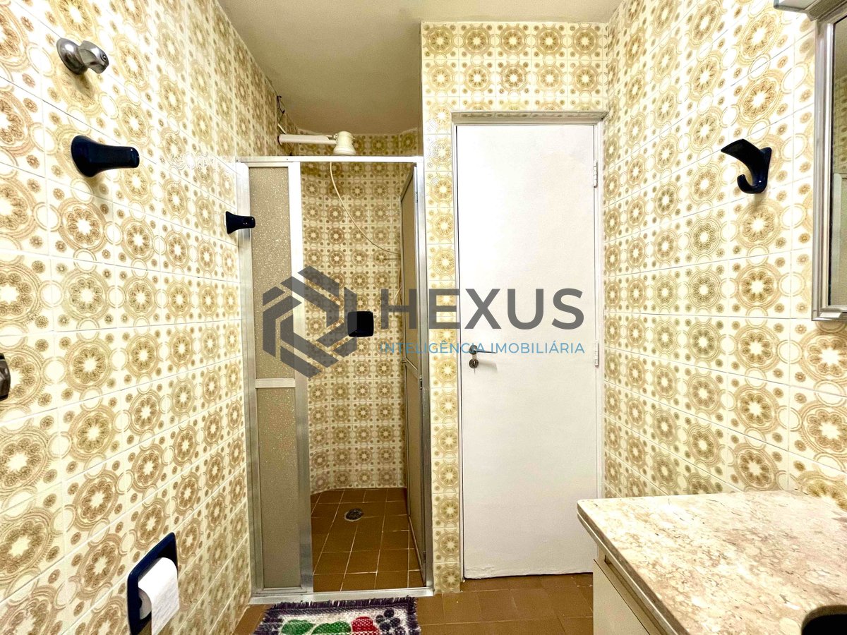 Foto 16 de Apartamento com varanda a uma quadra da Praia das Pitangueiras de 2 quartos, 1 vaga, Guarujá-SP.