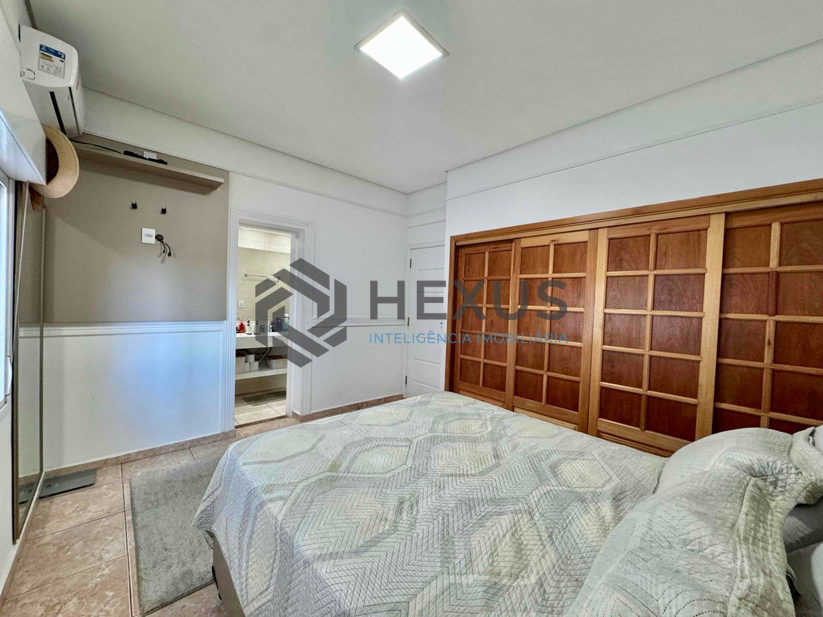 Foto 16 de Apartamento frente mar com varanda e vista mar na Praia das Pitangueiras, Guaruja