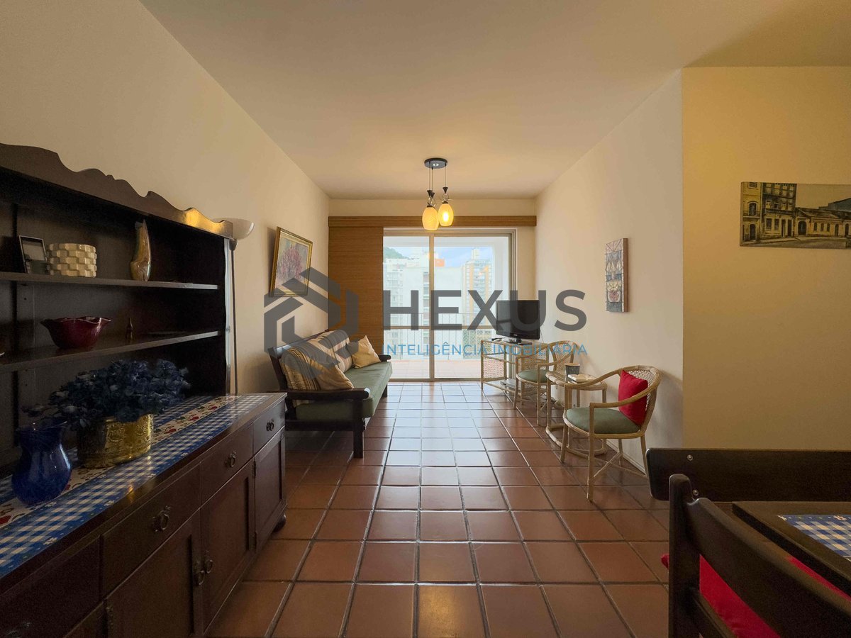 Foto 2 de Apartamento com varanda a uma quadra da Praia das Pitangueiras, Guaruja