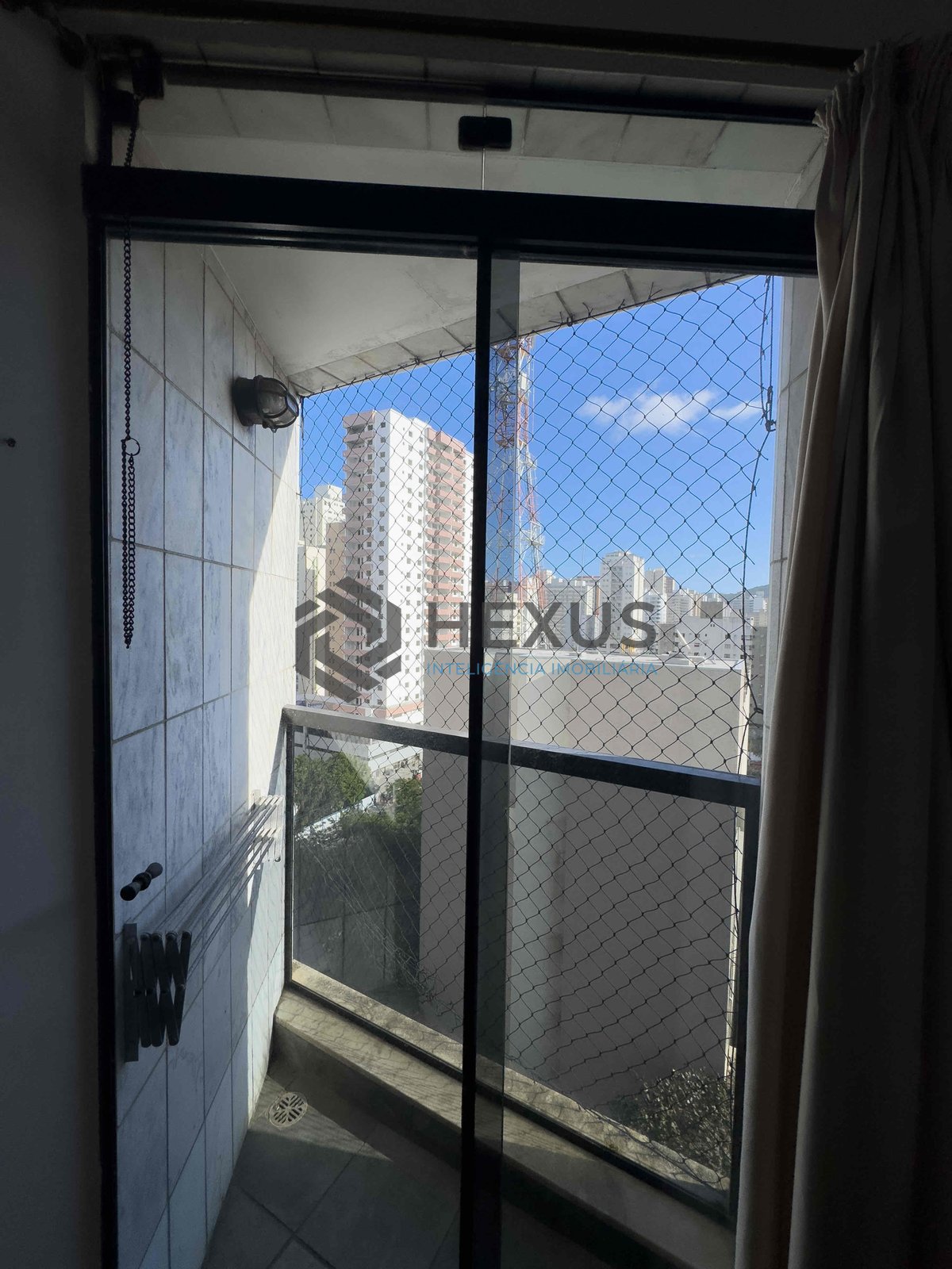 Foto 14 de Apartamento com varanda, vista mar, 2 quadras da Praia das Pitangueiras, Guaruja | Hexus Inteligência Imobiliária