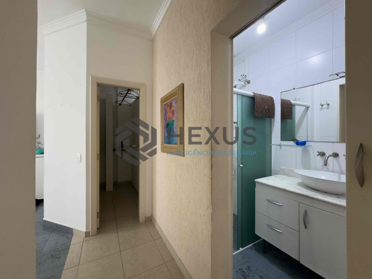 Foto 14 de Apartamento com varanda e vista mar na beira mar da Praia das Pitangueiras, Guaruja