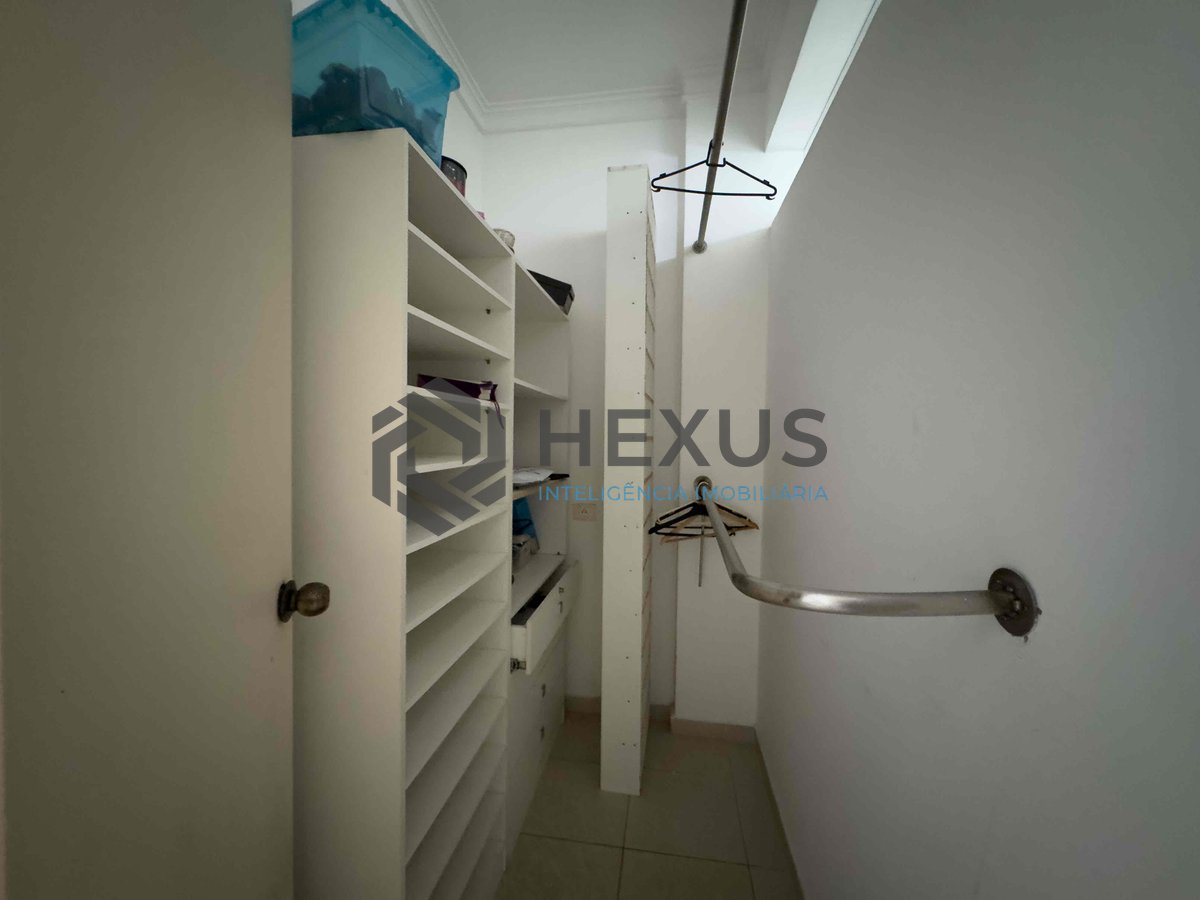 Foto 18 de Apartamento com varanda e vista mar na beira mar da Praia das Pitangueiras, Guaruja