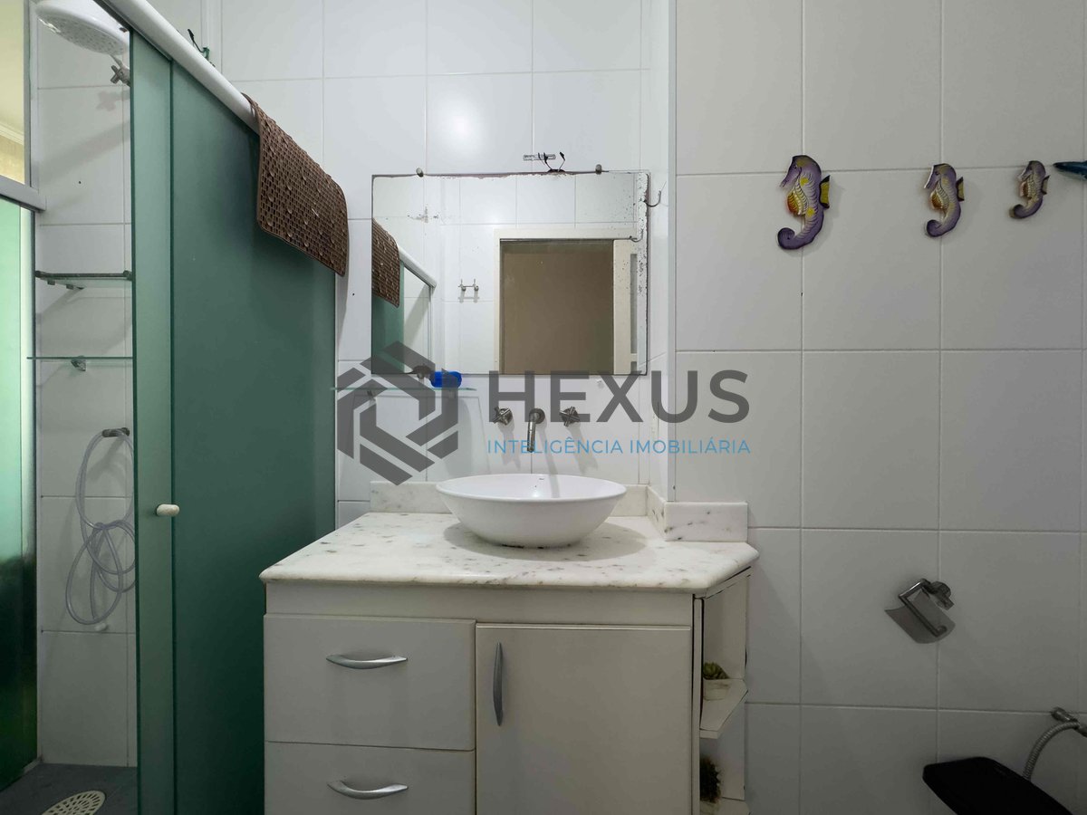 Foto 19 de Apartamento com varanda e vista mar na beira mar da Praia das Pitangueiras, Guaruja