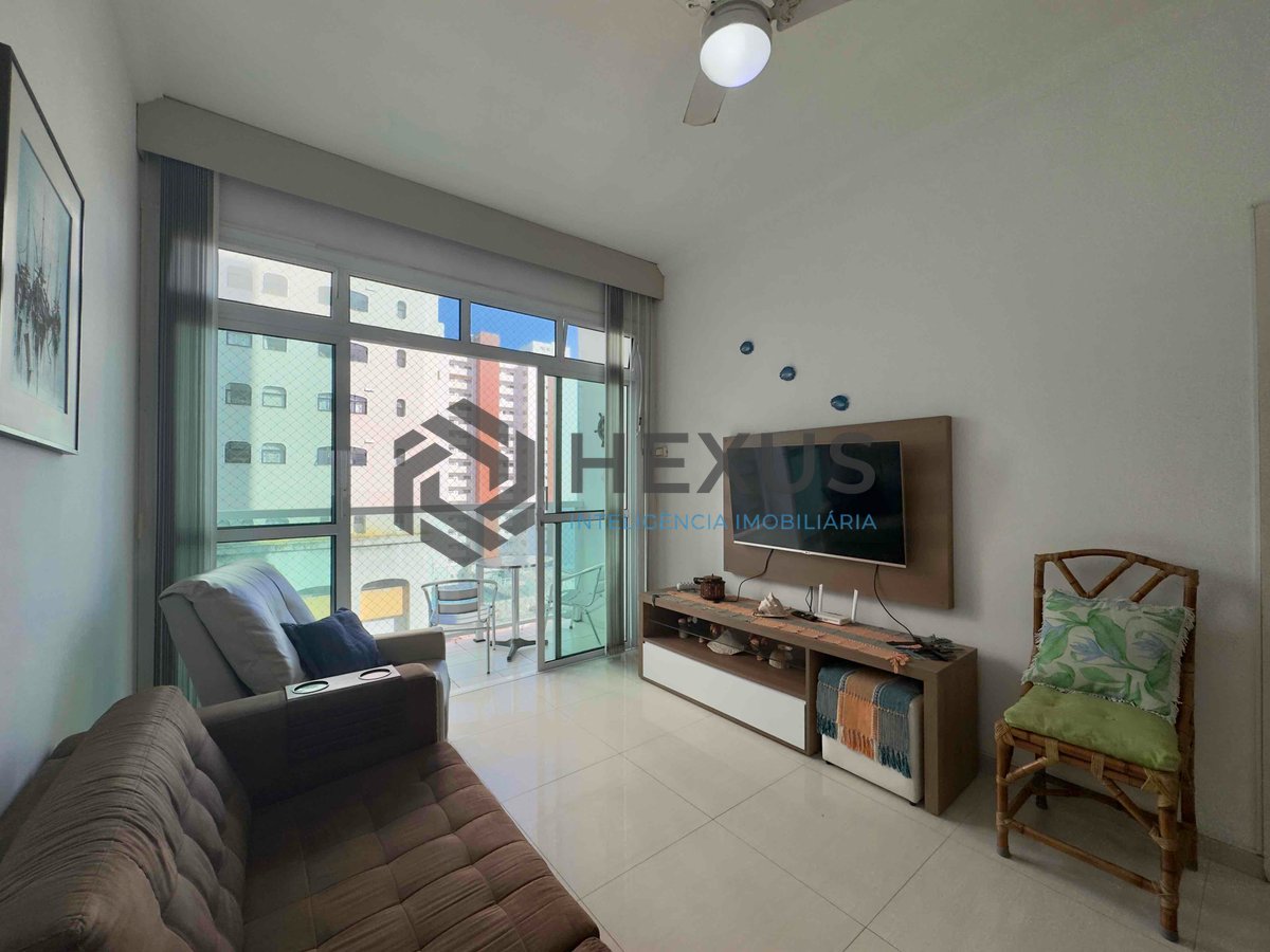 Foto 2 de Apartamento com varanda e vista mar a uma quadra da Praia das Pitangueiras de 2 quartos com 1 vaga, Guarujá-SP