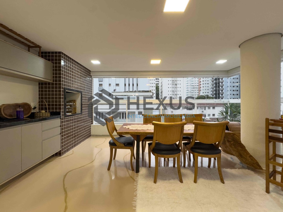 Foto 2 de Apartamento reformado com varanda gourmet e lazer na Praia das Pitangueiras, Guaruja