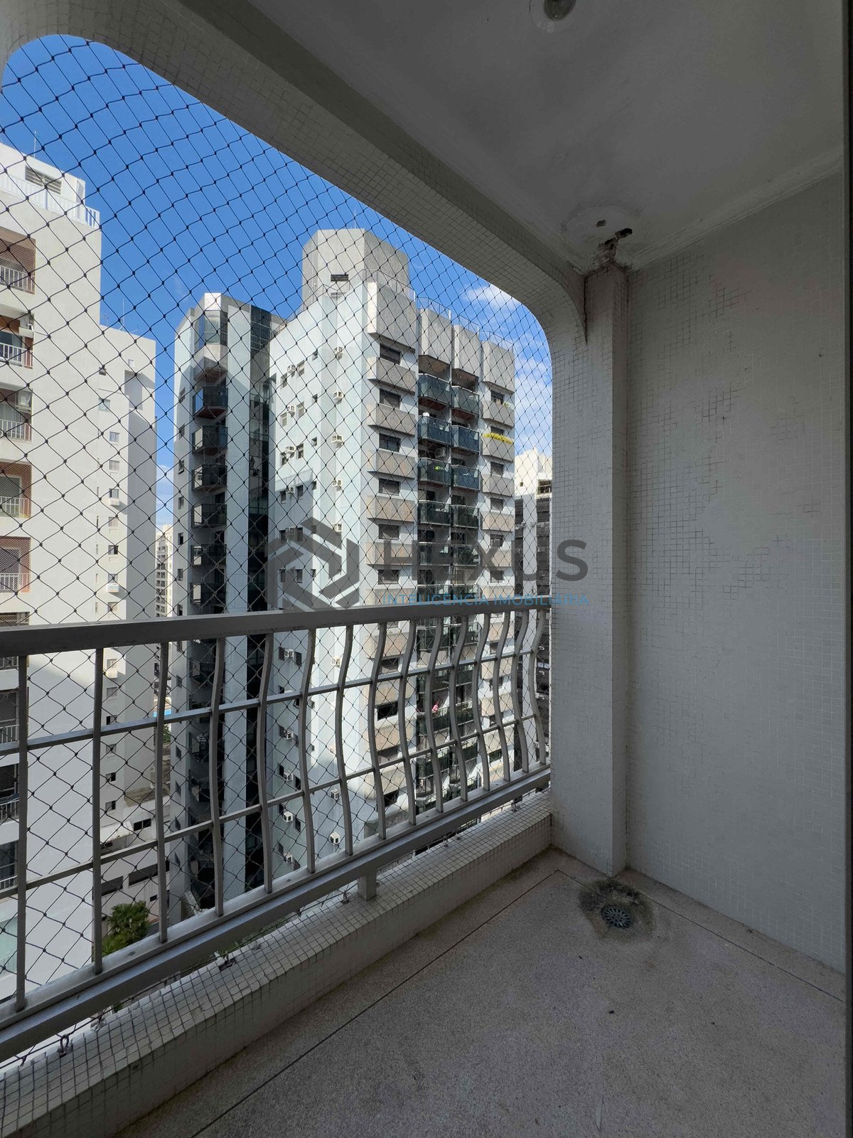 Foto 14 de Apartamento frente rua com varanda na Praia das Pitangueiras, Guaruja