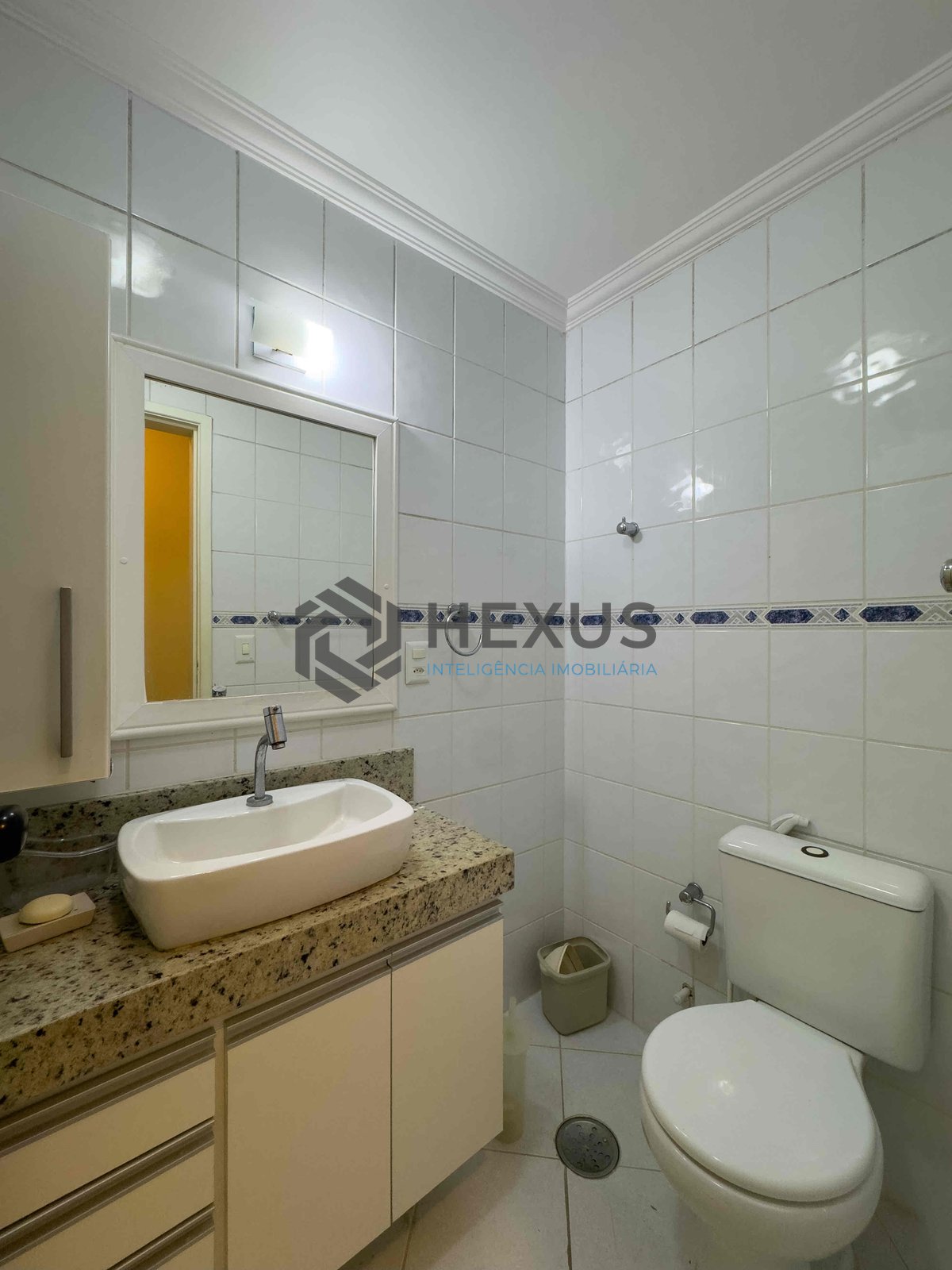 Foto 18 de Apartamento com varanda e vista mar em prédio com lazer a uma quadra da Praia das Pitangueiras, Guaruja