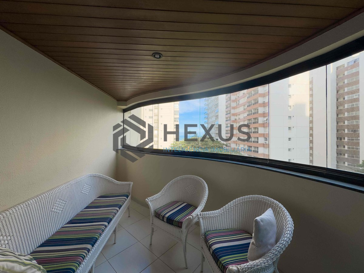 Foto 4 de Apartamento com varanda e vista mar em prédio com lazer a uma quadra da Praia das Pitangueiras, Guaruja